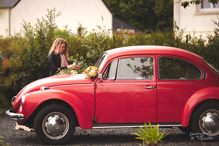 voiture rouge décorée par Aurore, fleuriste de fleurine à saint andré de cubzac