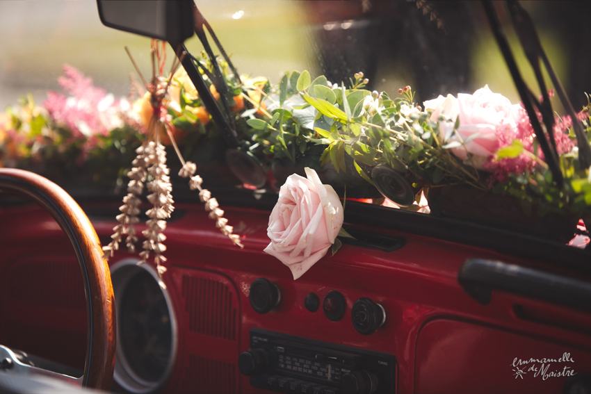 voiture rouge intérieur fleuris par fleuriste fleurine à saint andré de cubzac